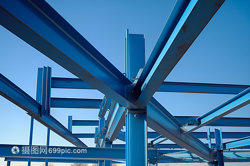 蓝天下，金属结构的现代诗篇